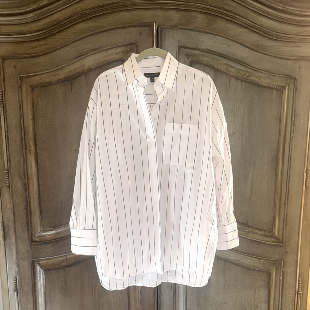 Banana Republic White and Black Striped shirt